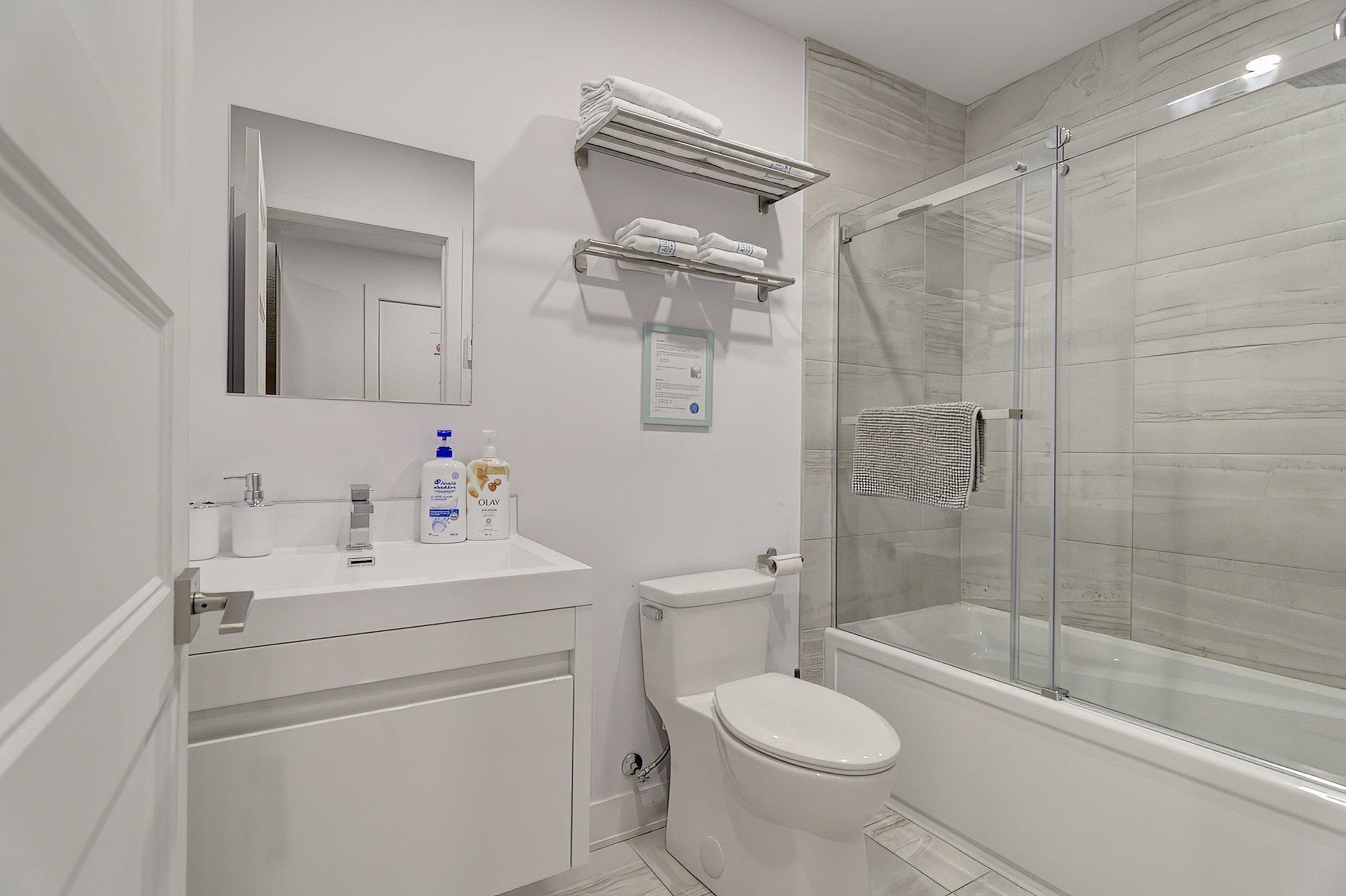 









2001


Av. Beaconsfield

, 314,
Montréal (Côte-des-Neiges/Notre-Dame-de-Grâce),




QC
H4A2G7

