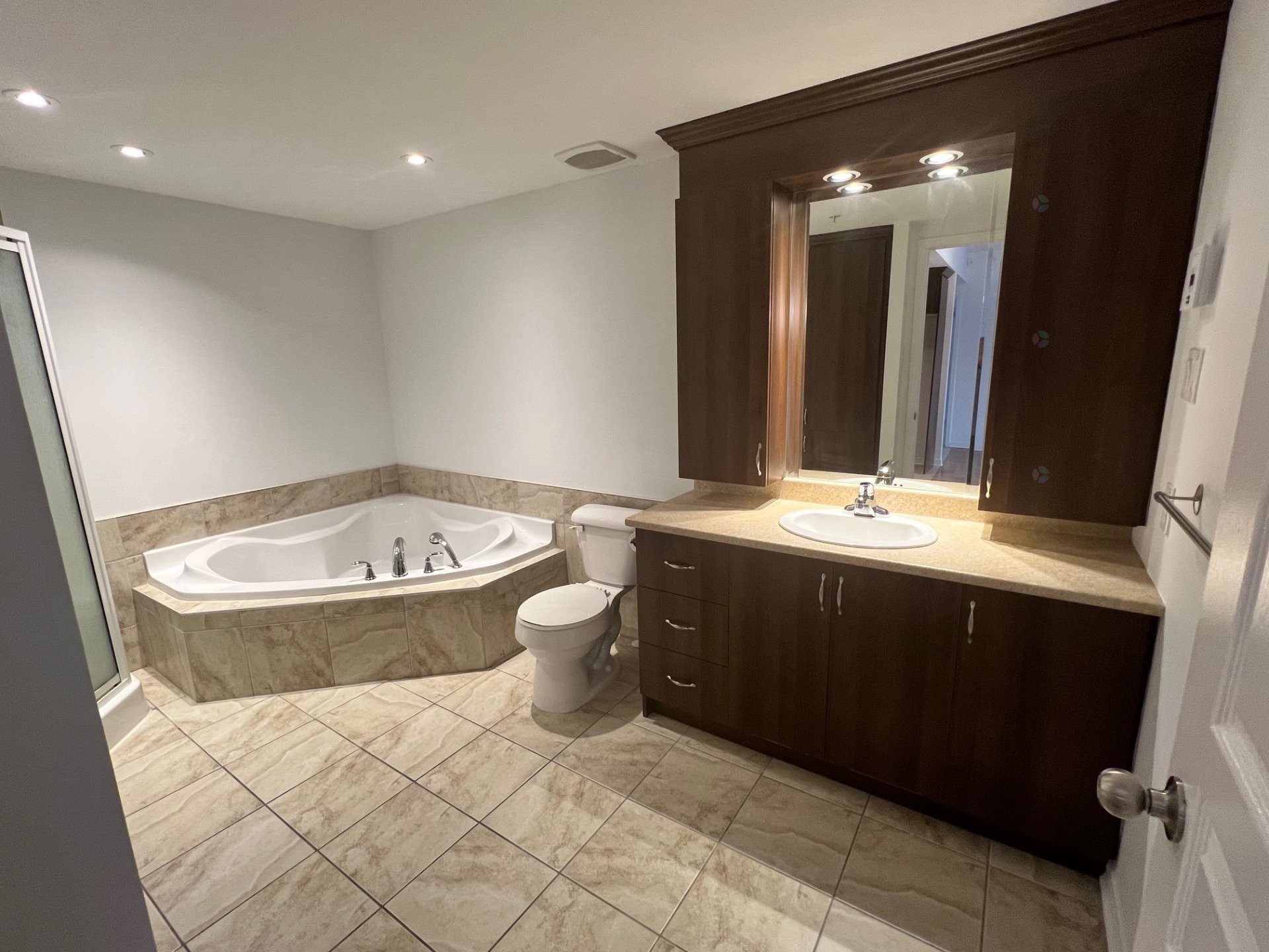 









3330


Boul. Le Carrefour

, 603,
Laval (Chomedey),




QC
H7T0B8

