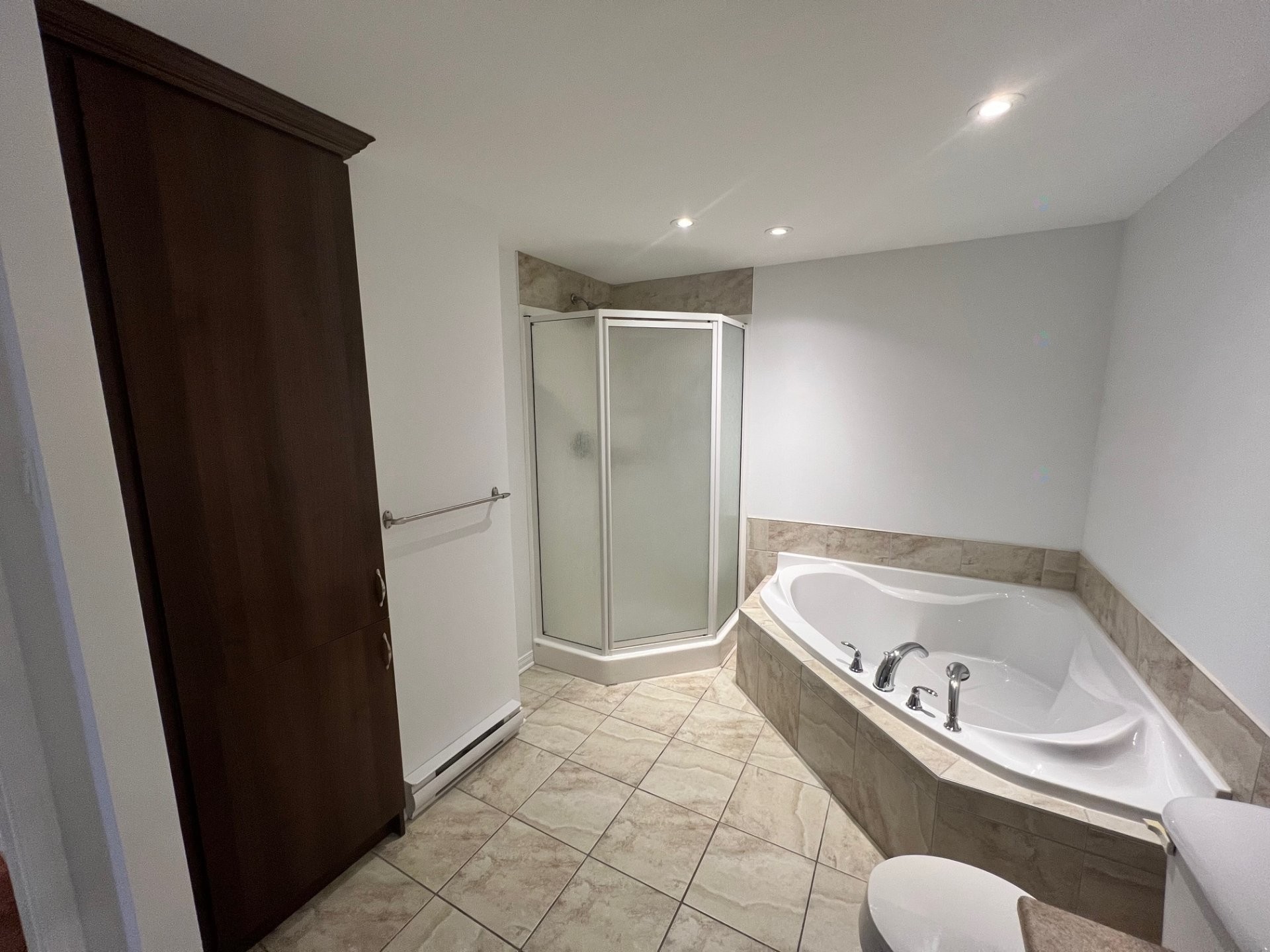 









3330


Boul. Le Carrefour

, 603,
Laval (Chomedey),




QC
H7T0B8

