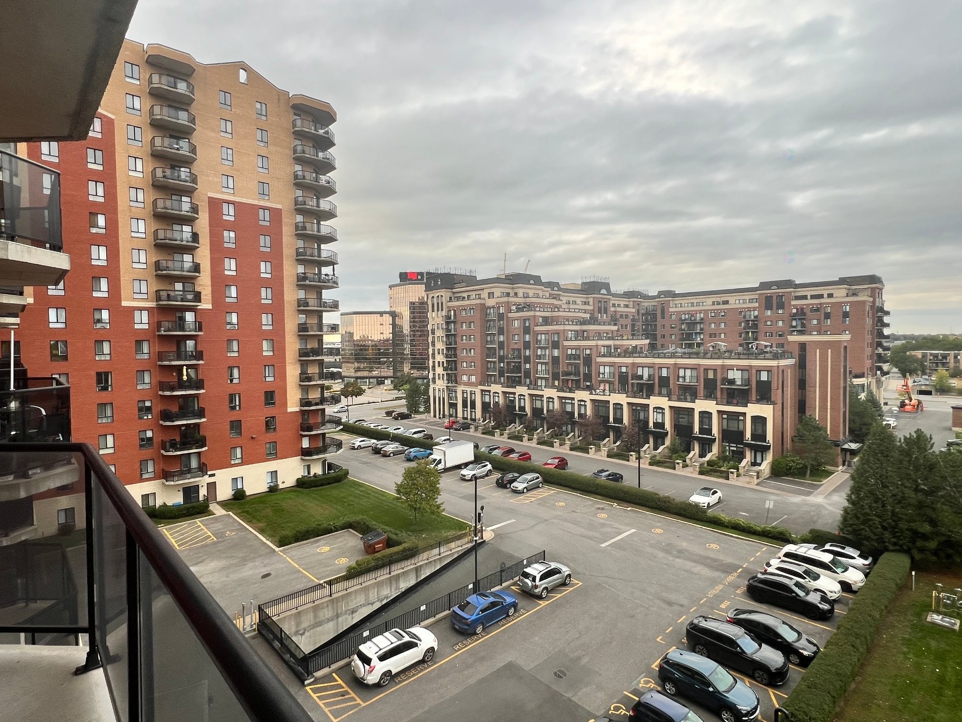 









3330


Boul. Le Carrefour

, 603,
Laval (Chomedey),




QC
H7T0B8

