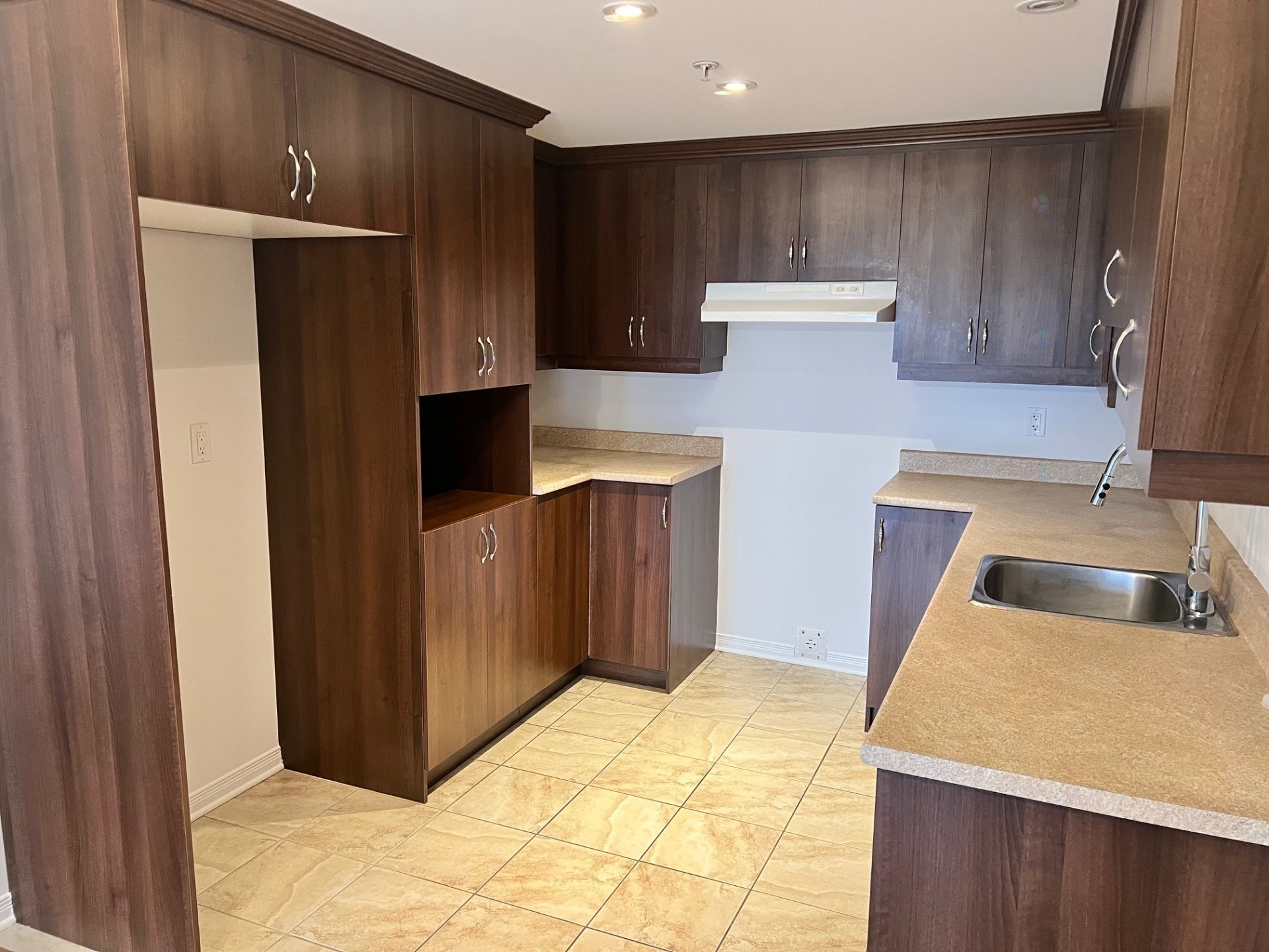 









3330


Boul. Le Carrefour

, 603,
Laval (Chomedey),




QC
H7T0B8

