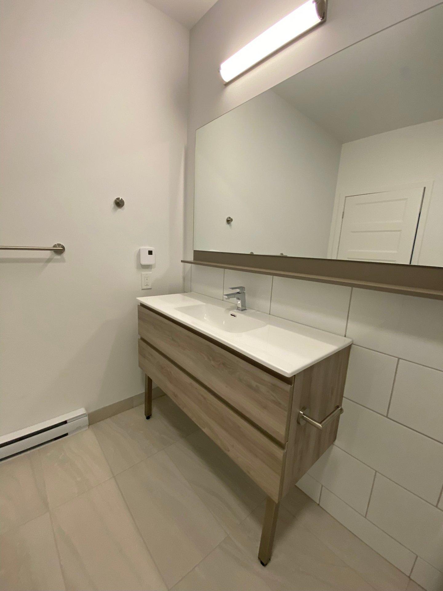 









4325


Rue des Dirigeables

, 402,
Longueuil (Saint-Hubert),




QC
J3Y3Y7

