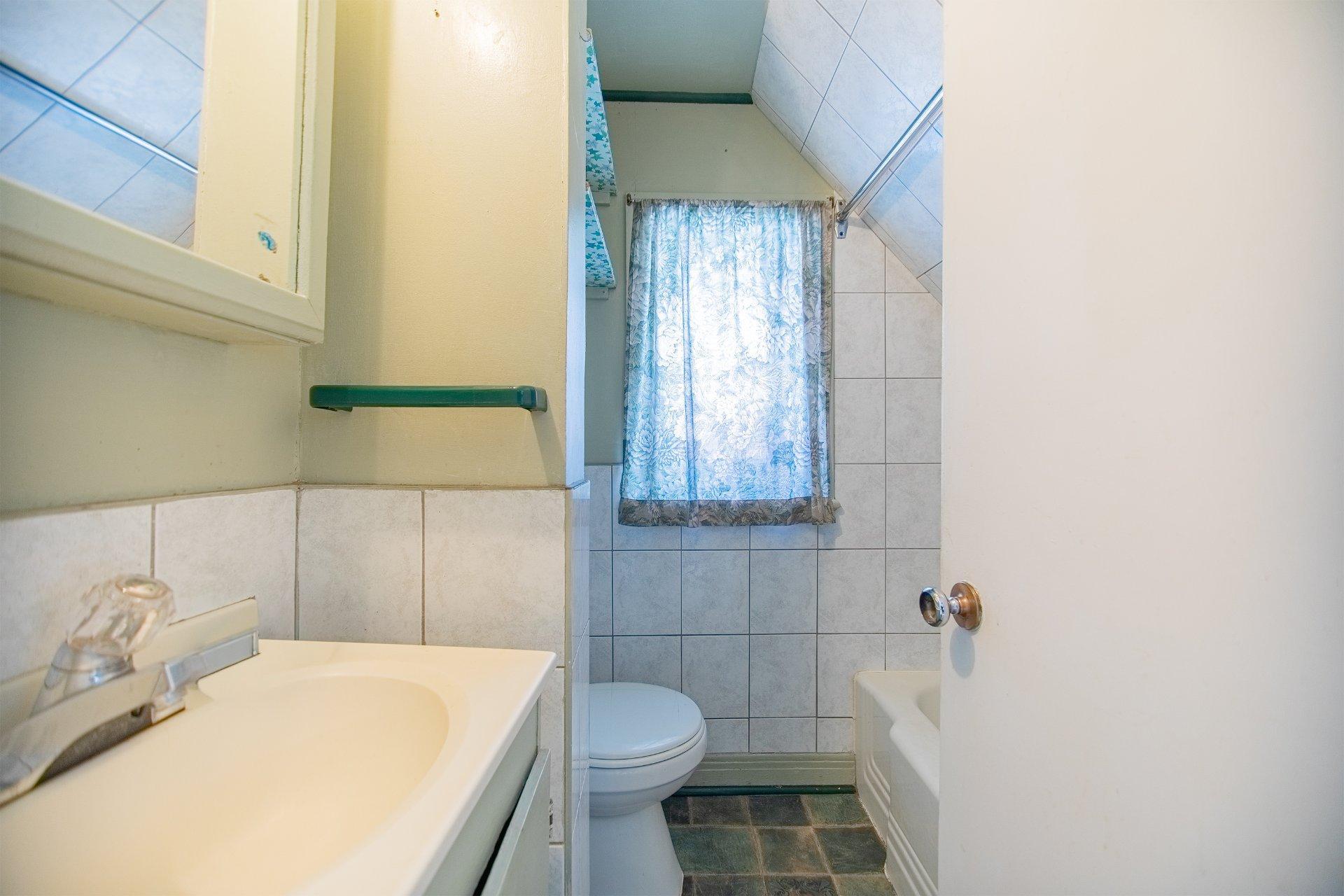 









871


Rue St-Antoine

,
Contrecoeur,




QC
J0L1C0

