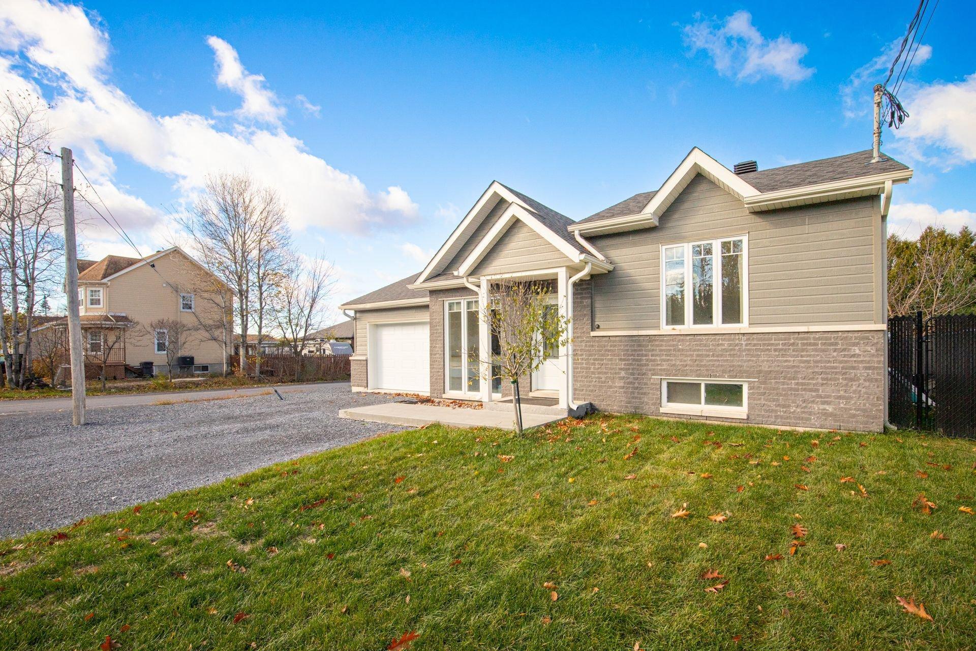 









1387


Rue du Bonheur

,
Saint-Alexandre,




QC
J0J1S0

