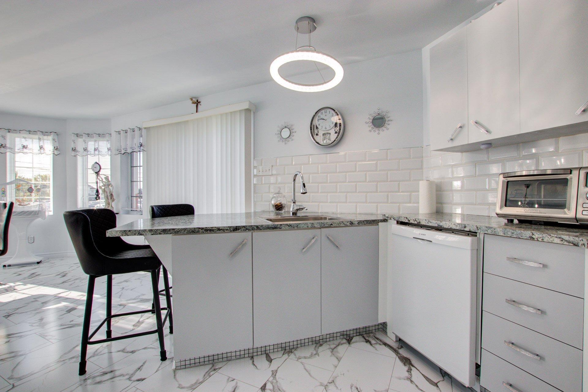 









1739


Rue Soucy

,
Longueuil (Saint-Hubert),




QC
J4T1A6

