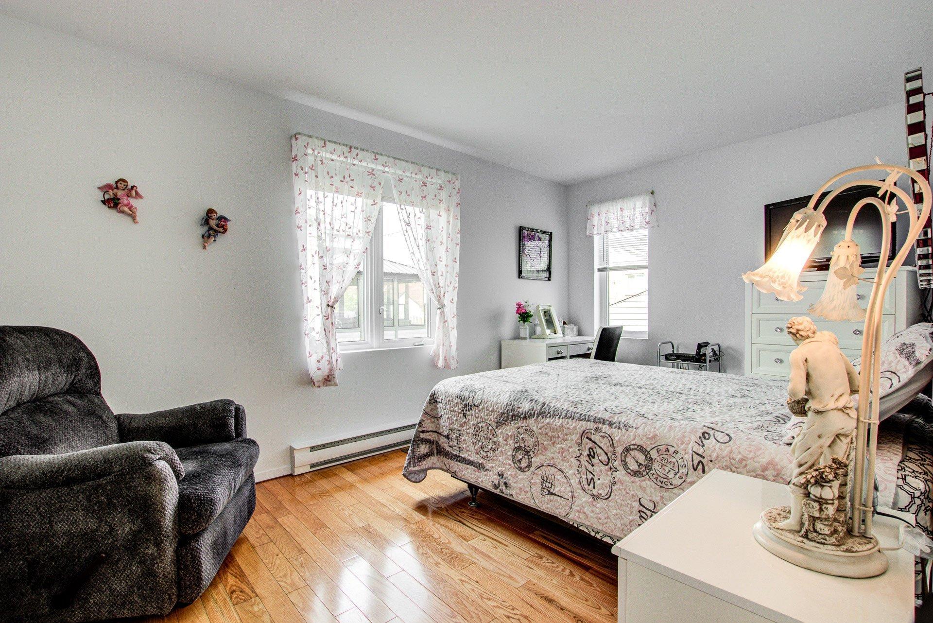 









1739


Rue Soucy

,
Longueuil (Saint-Hubert),




QC
J4T1A6

