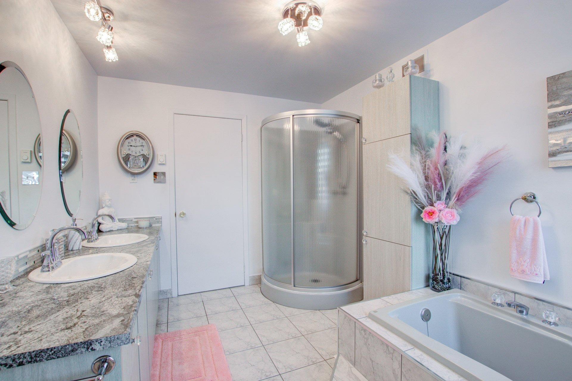 









1739


Rue Soucy

,
Longueuil (Saint-Hubert),




QC
J4T1A6

