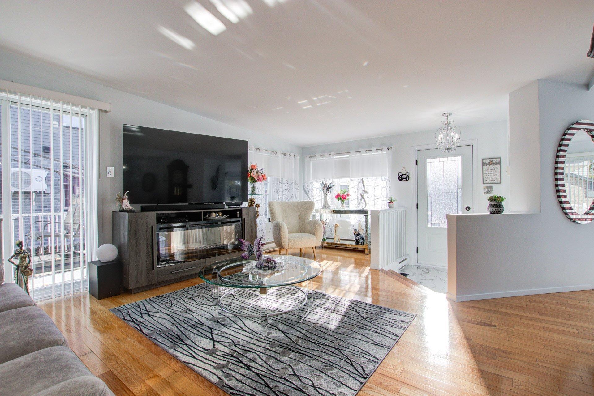 









1739


Rue Soucy

,
Longueuil (Saint-Hubert),




QC
J4T1A6

