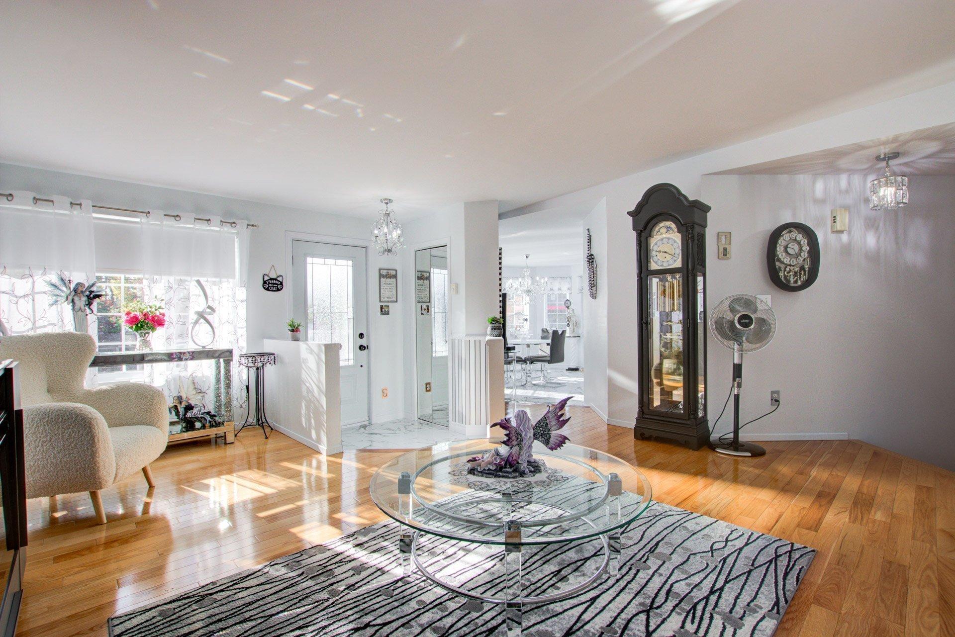 









1739


Rue Soucy

,
Longueuil (Saint-Hubert),




QC
J4T1A6

