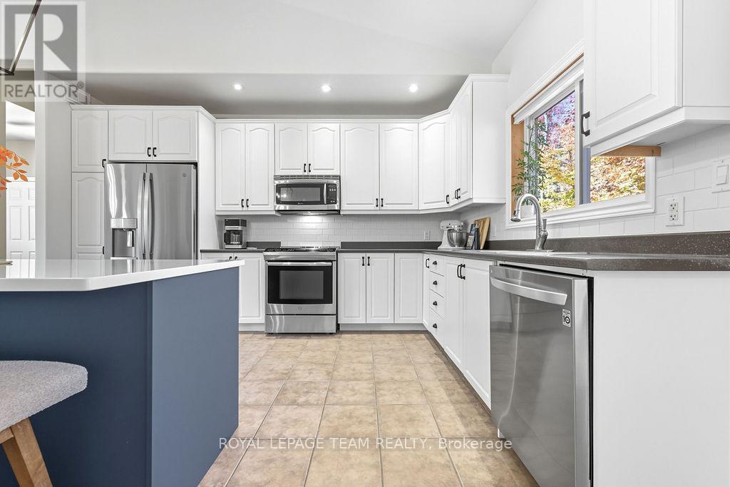 












698 BARRYVALE ROAD

,
Greater Madawaska,




Ontario
K0J1H0

