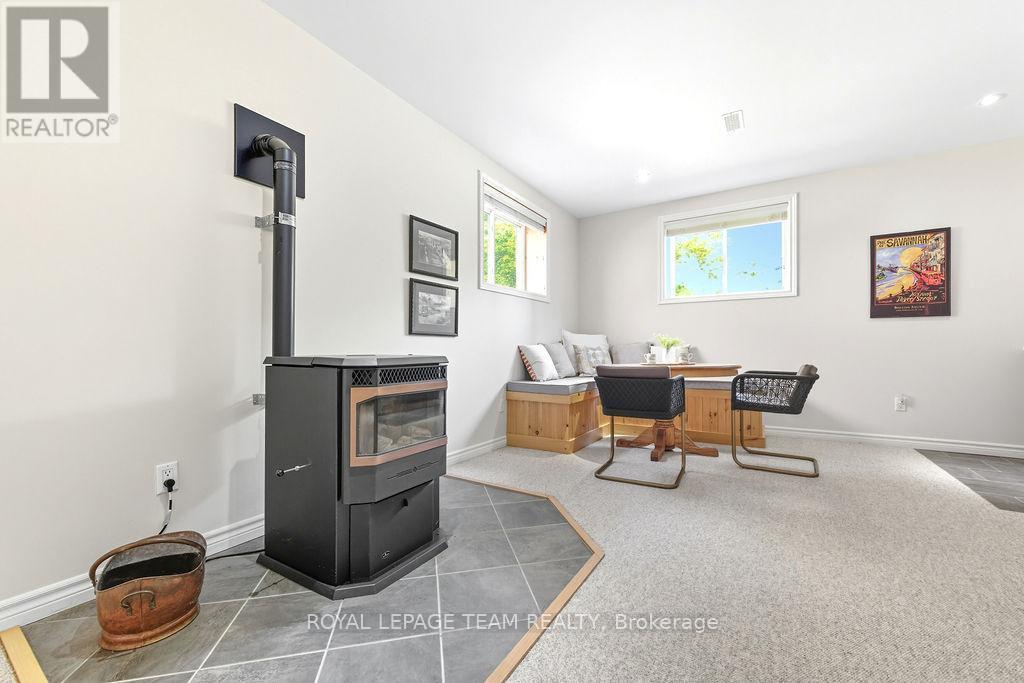 












698 BARRYVALE ROAD

,
Greater Madawaska,




Ontario
K0J1H0

