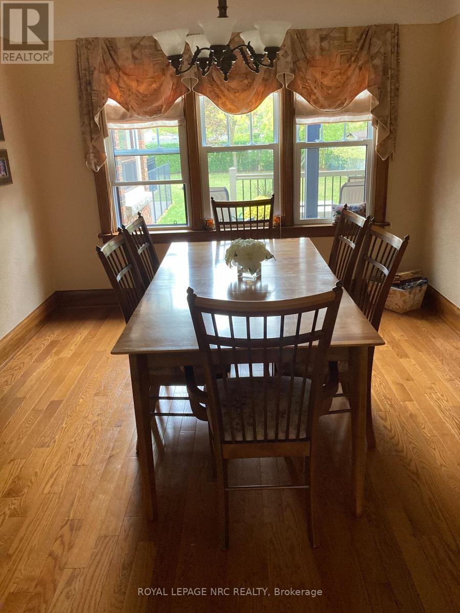 












62 PINE STREET

,
Welland (Prince Charles),




Ontario
L3C4G1

