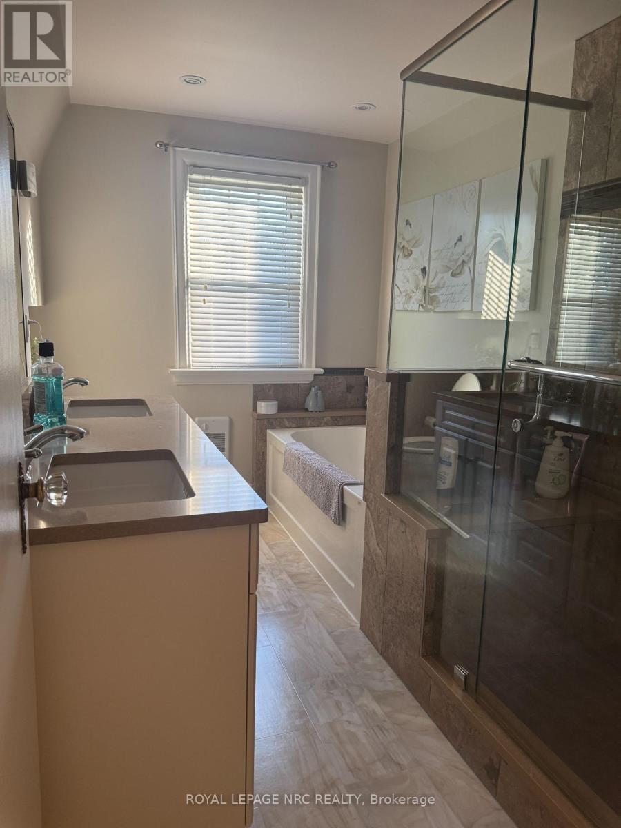 












62 PINE STREET

,
Welland (Prince Charles),




Ontario
L3C4G1

