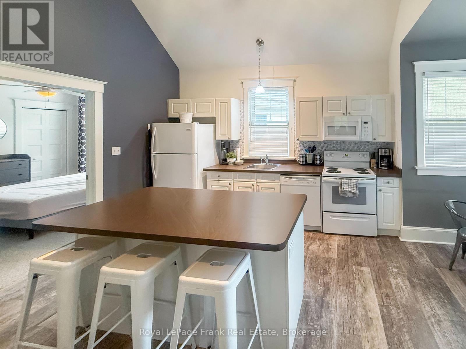 












199 - 32 HOLLOW LANE

,
Prince Edward County,







Ontario
K0K1P0

