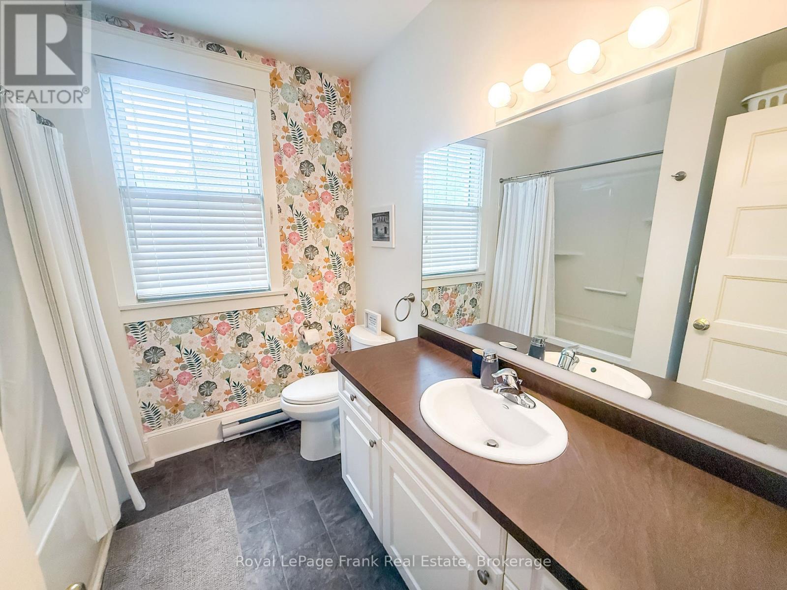 












199 - 32 HOLLOW LANE

,
Prince Edward County,







Ontario
K0K1P0

