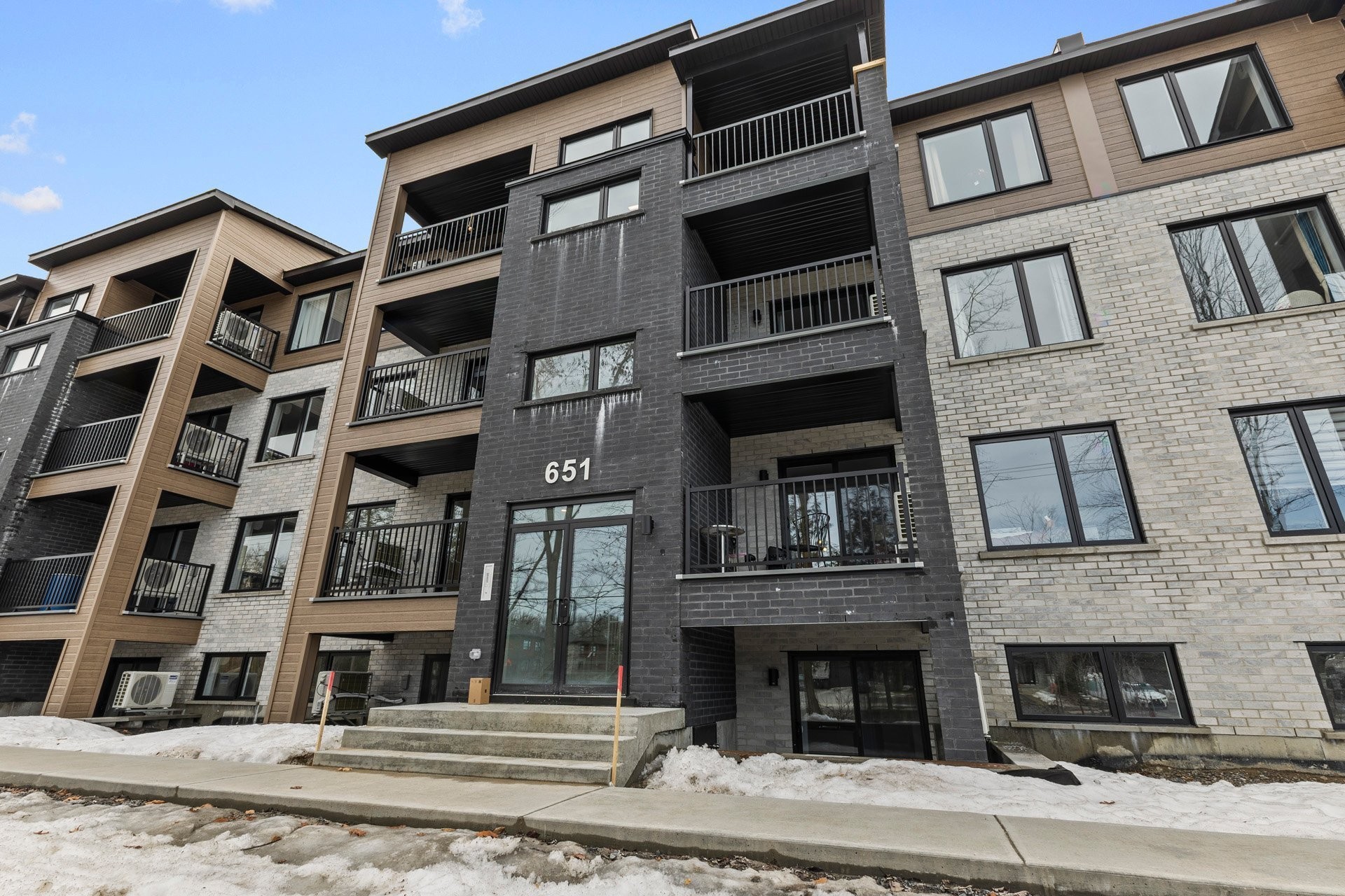 









651


Av. Forest

, 101,
Notre-Dame-de-l'Île-Perrot,




QC
J7W3S3

