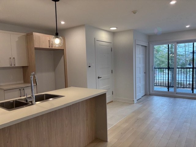 









651


Av. Forest

, 101,
Notre-Dame-de-l'Île-Perrot,




QC
J7W3S3

