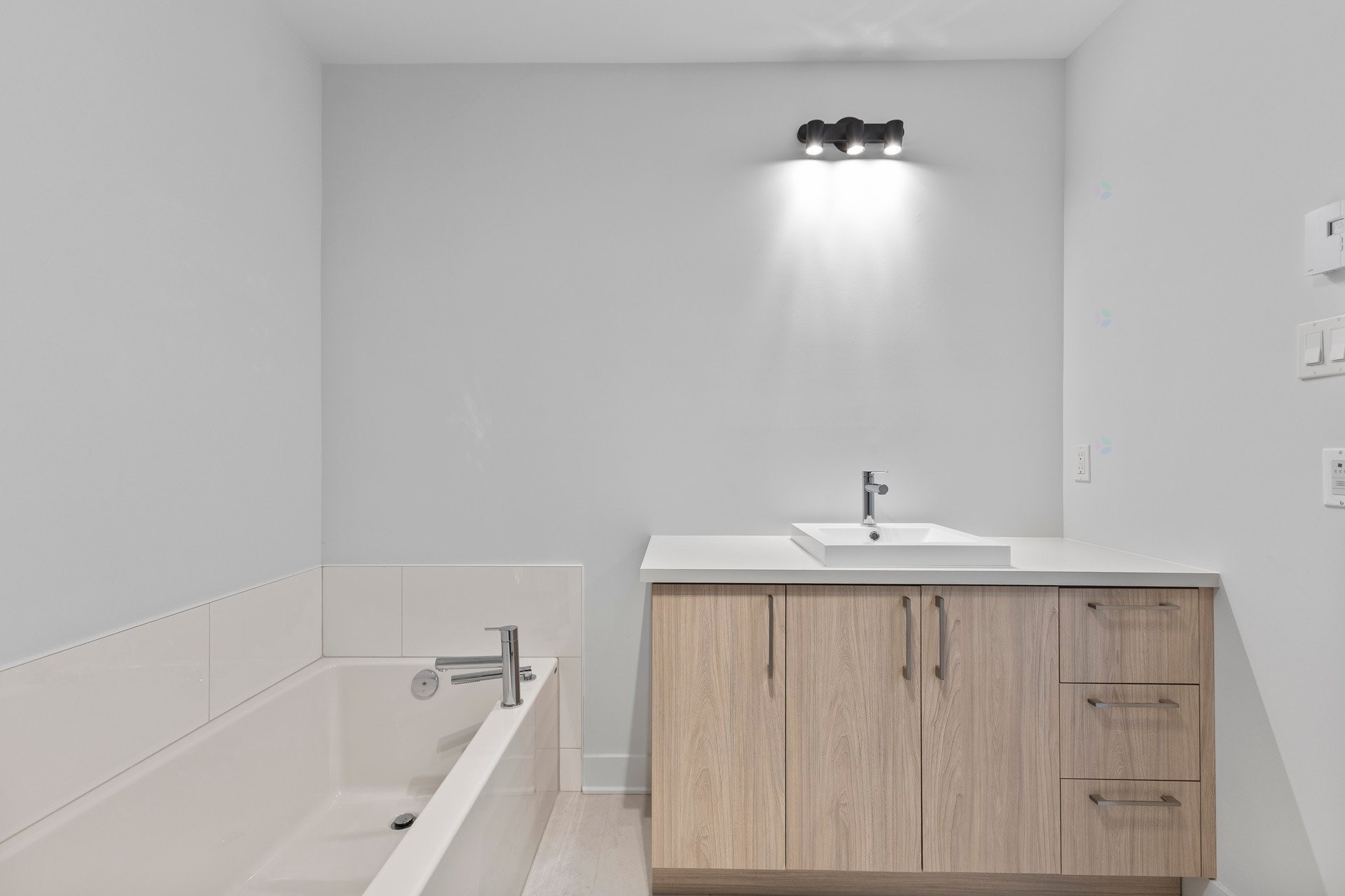 









651


Av. Forest

, 101,
Notre-Dame-de-l'Île-Perrot,




QC
J7W3S3

