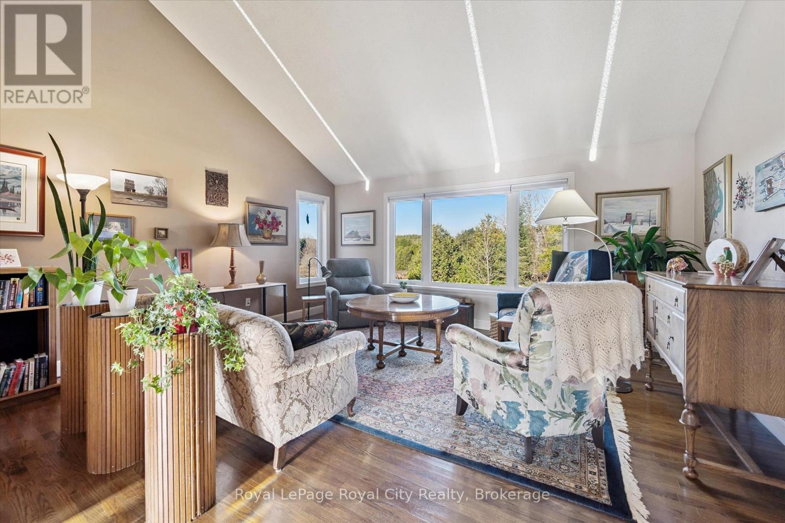 












8060 WELLINGTON RD 18 ROAD

,
Centre Wellington (Fergus),




Ontario
N1M2W5

