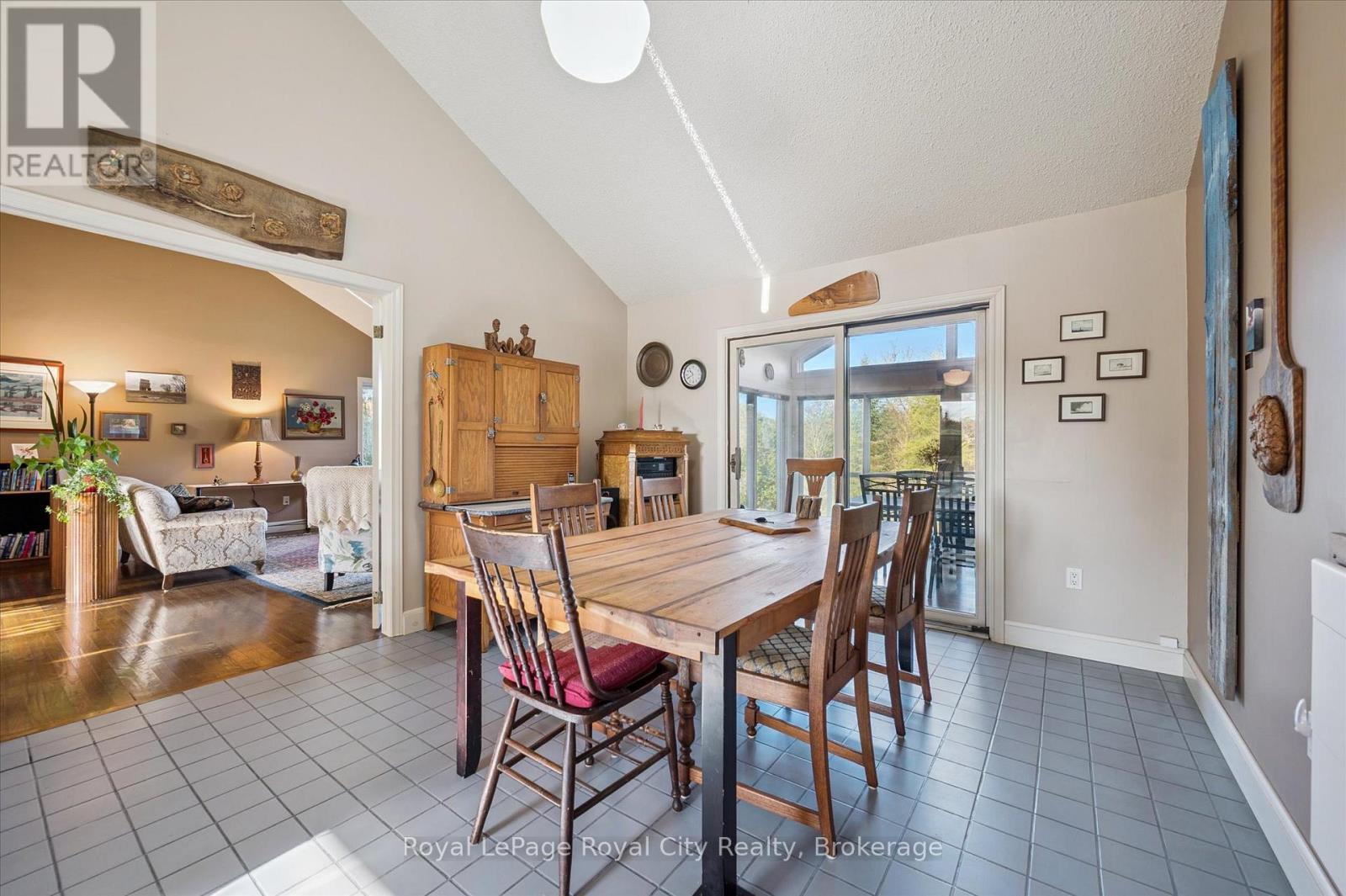 












8060 WELLINGTON RD 18 ROAD

,
Centre Wellington (Fergus),




Ontario
N1M2W5

