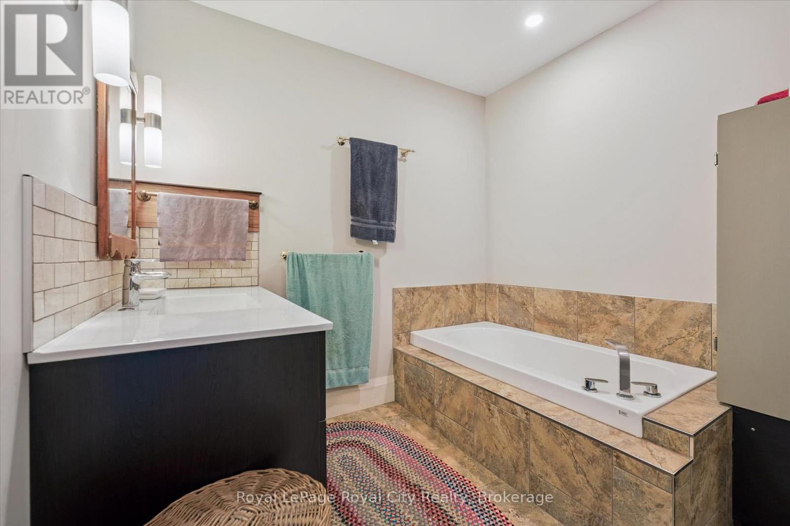 












8060 WELLINGTON RD 18 ROAD

,
Centre Wellington (Fergus),




Ontario
N1M2W5

