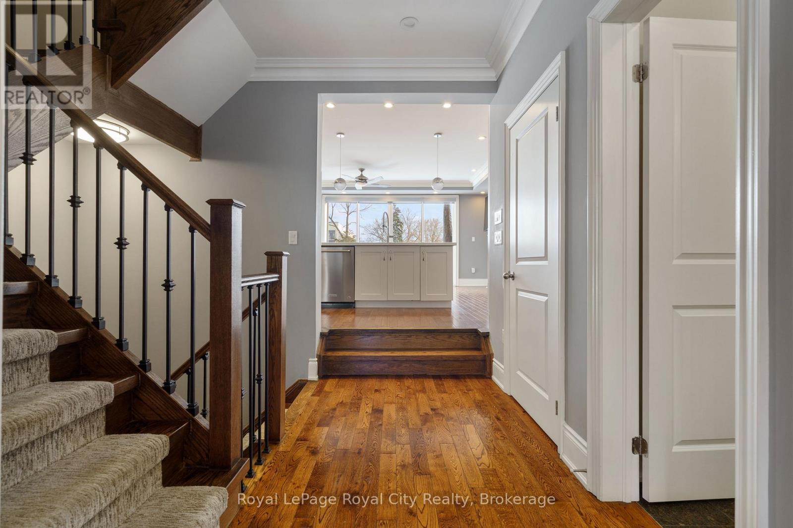 












216 REBECCA STREET

,
Oakville (CO Central),




Ontario
L6K1J9

