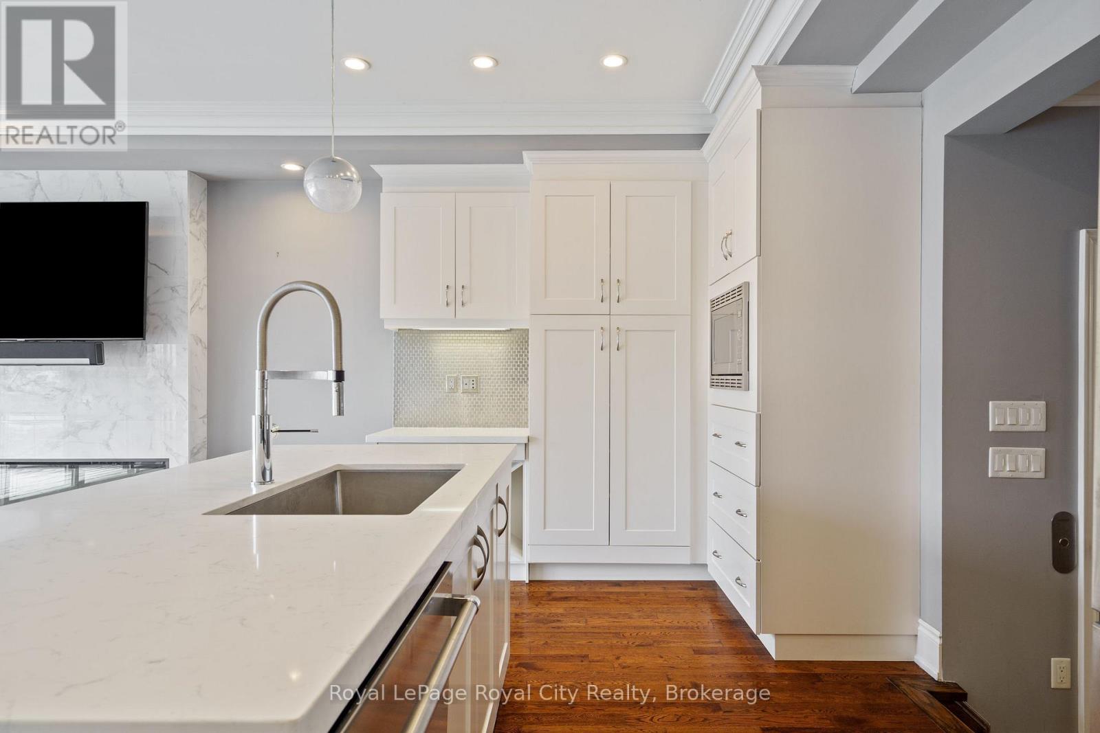 












216 REBECCA STREET

,
Oakville (CO Central),




Ontario
L6K1J9

