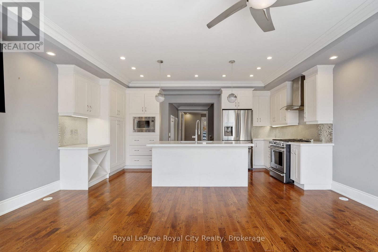 












216 REBECCA STREET

,
Oakville (CO Central),




Ontario
L6K1J9

