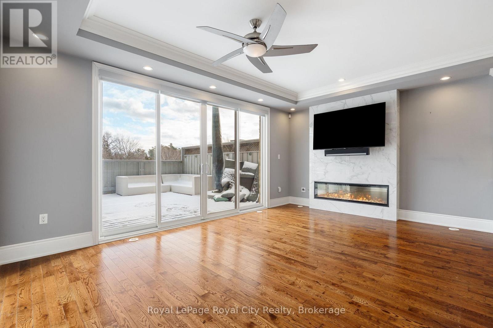 












216 REBECCA STREET

,
Oakville (CO Central),




Ontario
L6K1J9

