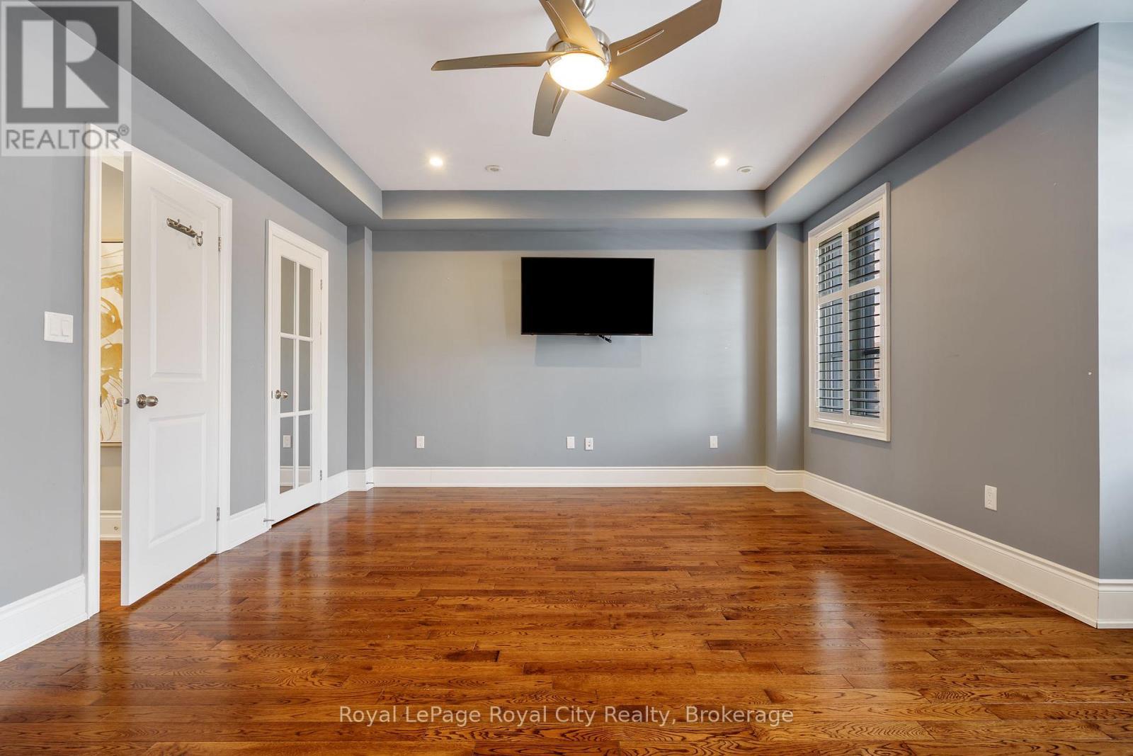 












216 REBECCA STREET

,
Oakville (CO Central),




Ontario
L6K1J9

