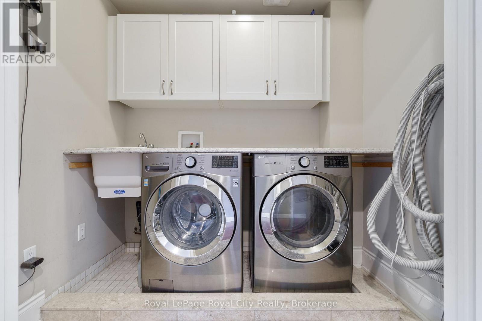 












216 REBECCA STREET

,
Oakville (CO Central),




Ontario
L6K1J9

