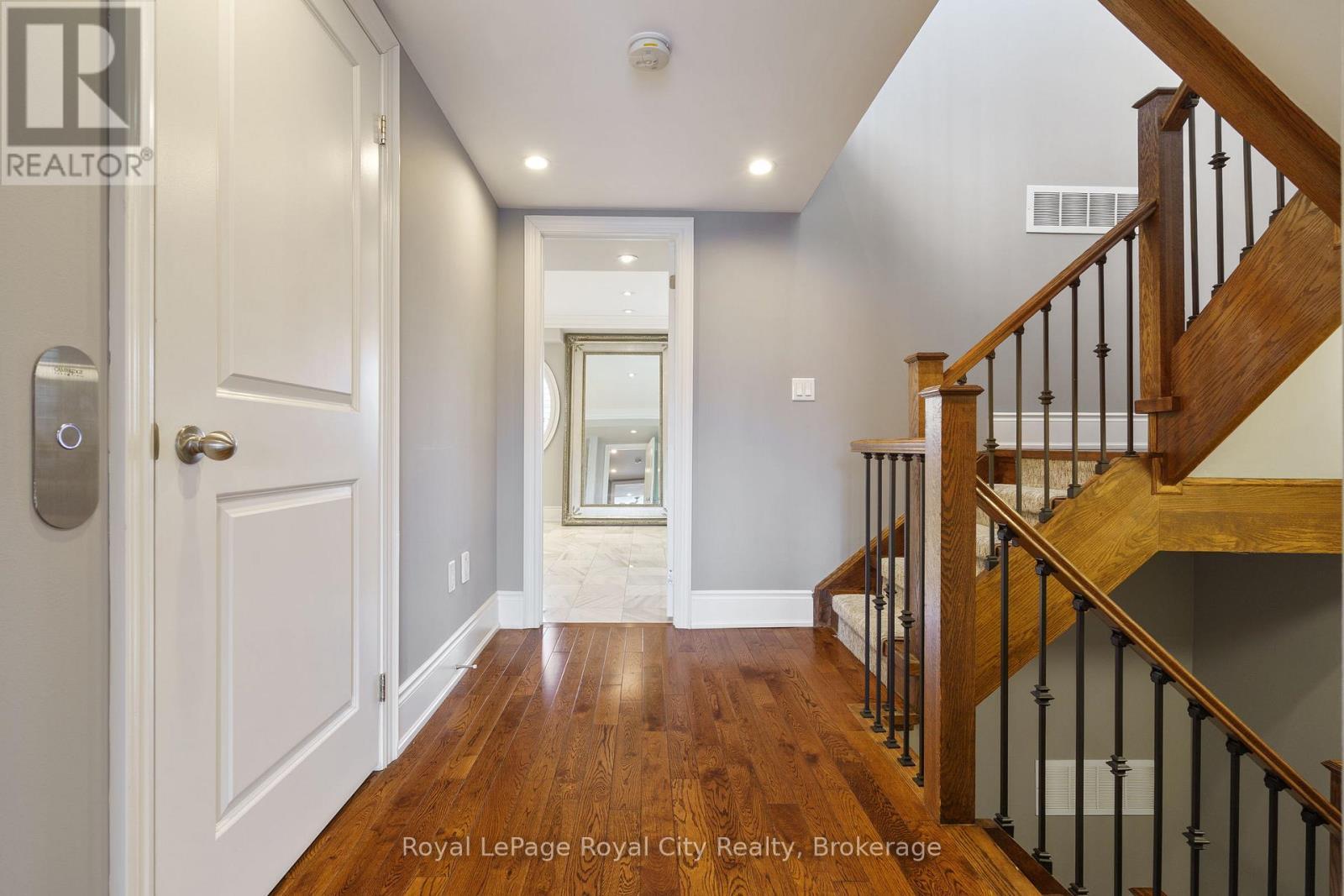 












216 REBECCA STREET

,
Oakville (CO Central),




Ontario
L6K1J9

