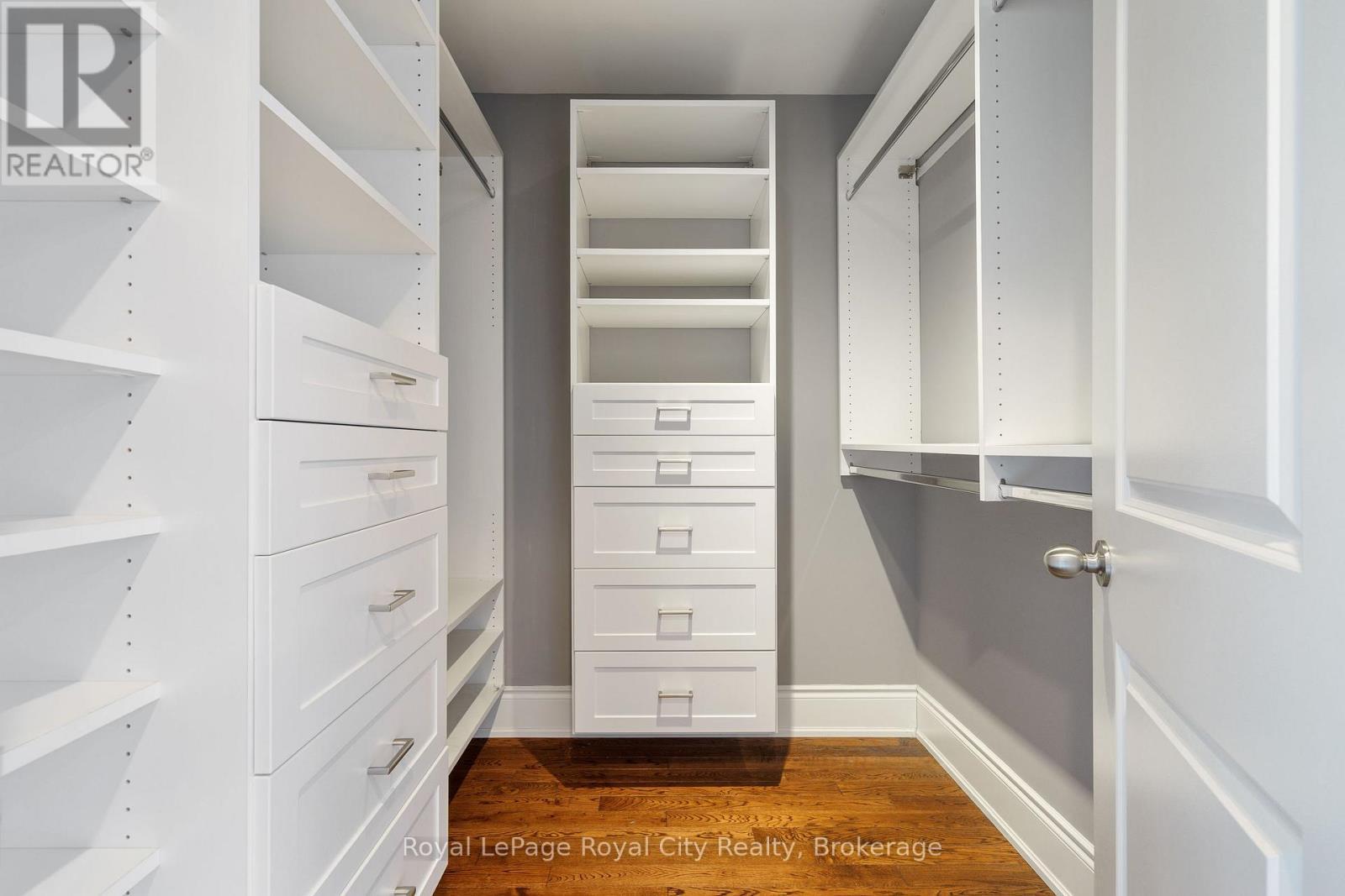 












216 REBECCA STREET

,
Oakville (CO Central),




Ontario
L6K1J9

