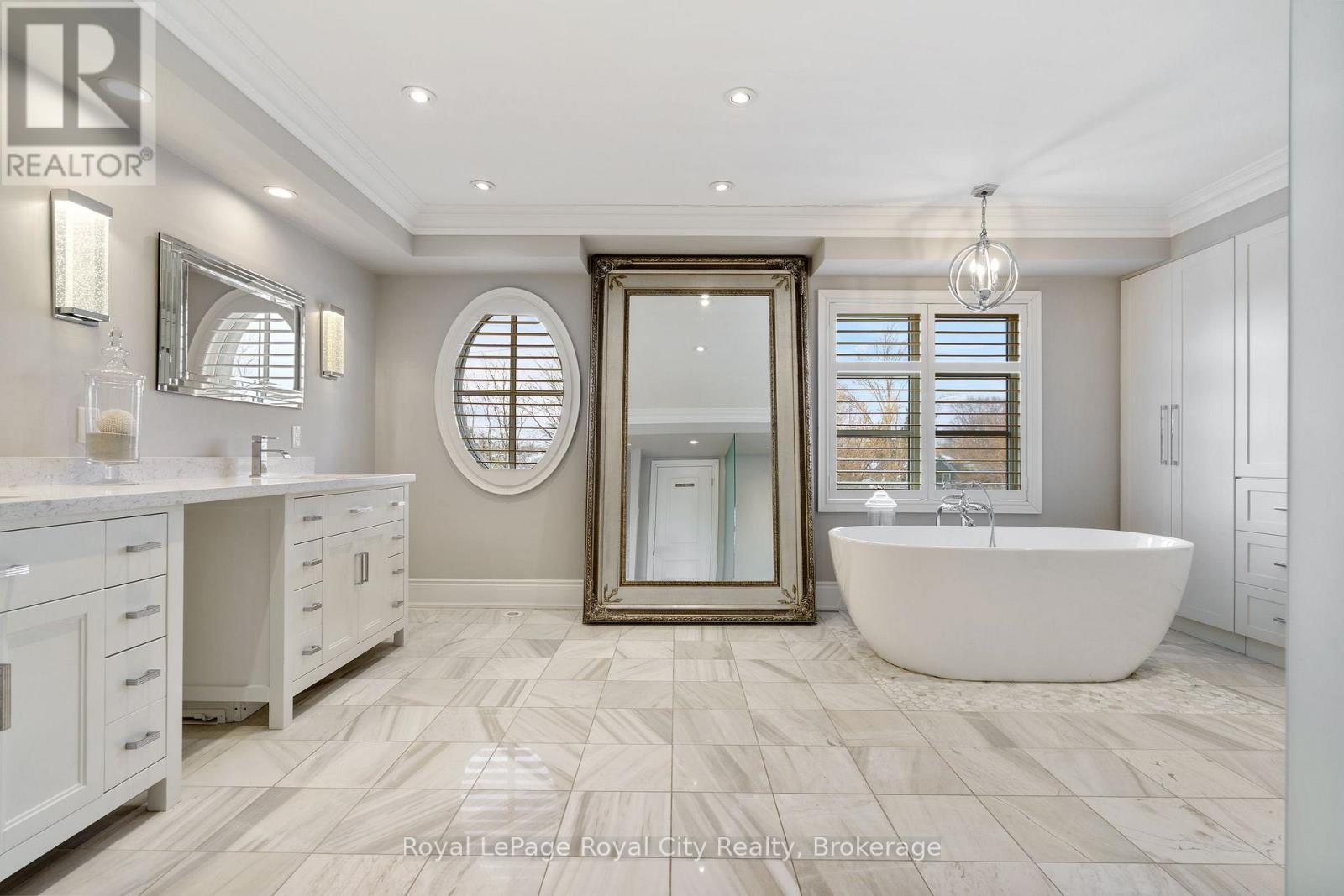 












216 REBECCA STREET

,
Oakville (CO Central),




Ontario
L6K1J9

