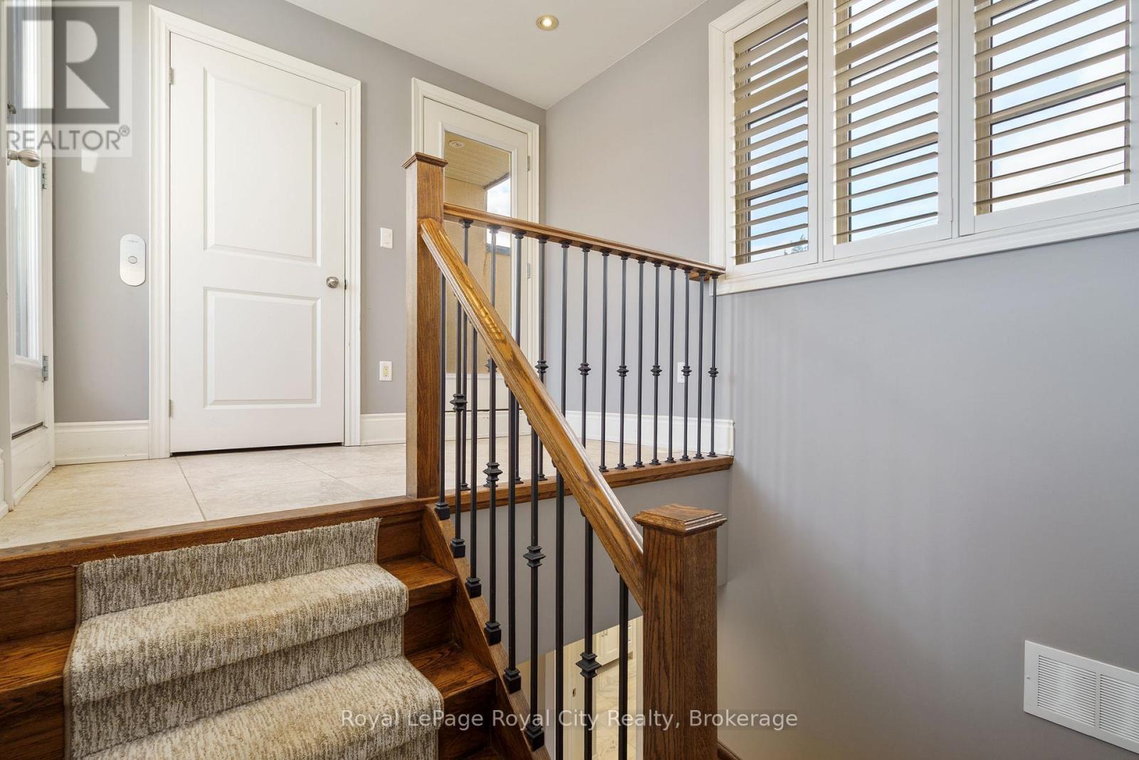 












216 REBECCA STREET

,
Oakville (CO Central),




Ontario
L6K1J9

