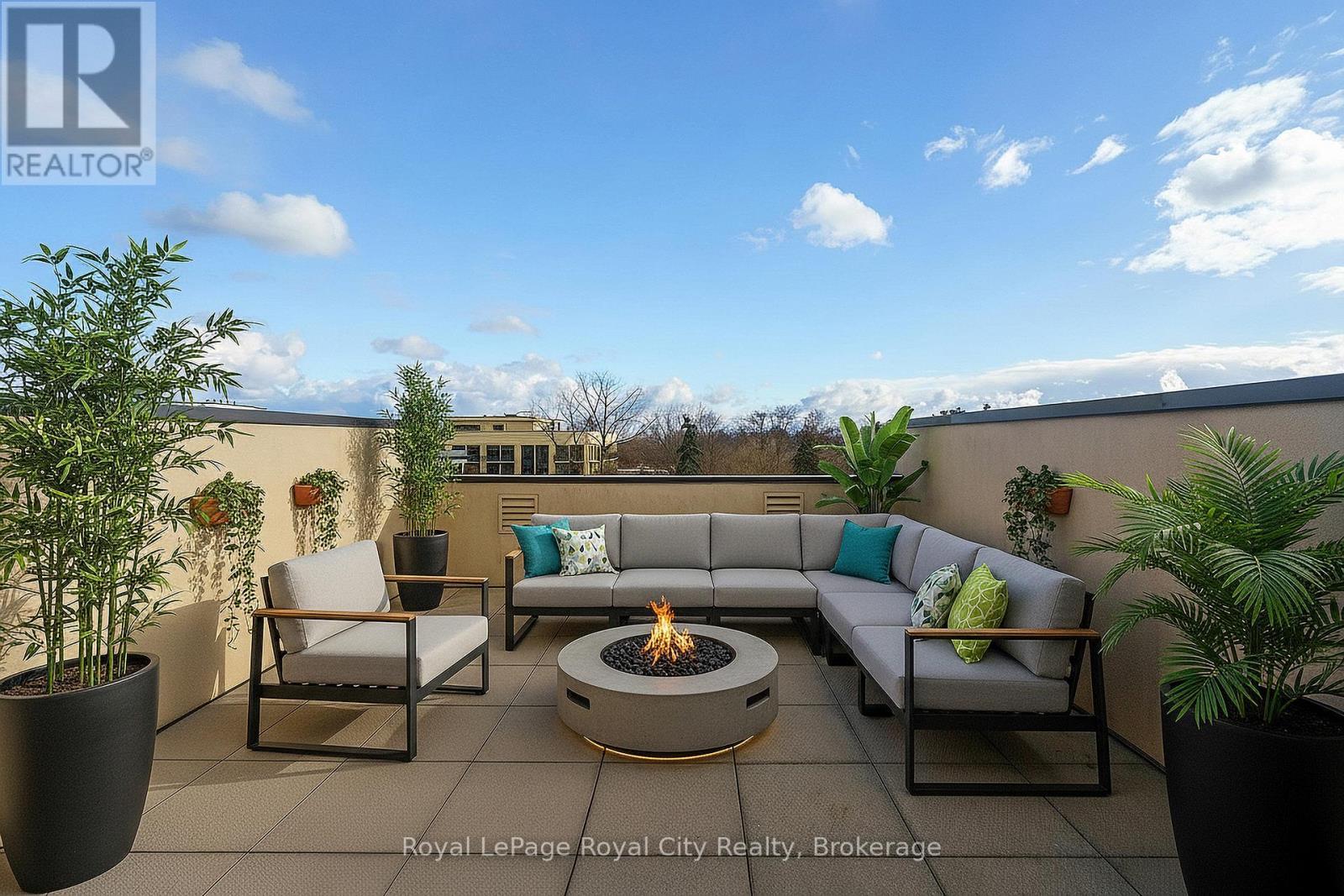 












216 REBECCA STREET

,
Oakville (CO Central),




Ontario
L6K1J9

