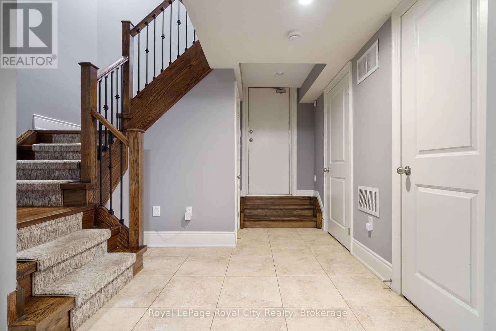 












216 REBECCA STREET

,
Oakville (CO Central),




Ontario
L6K1J9

