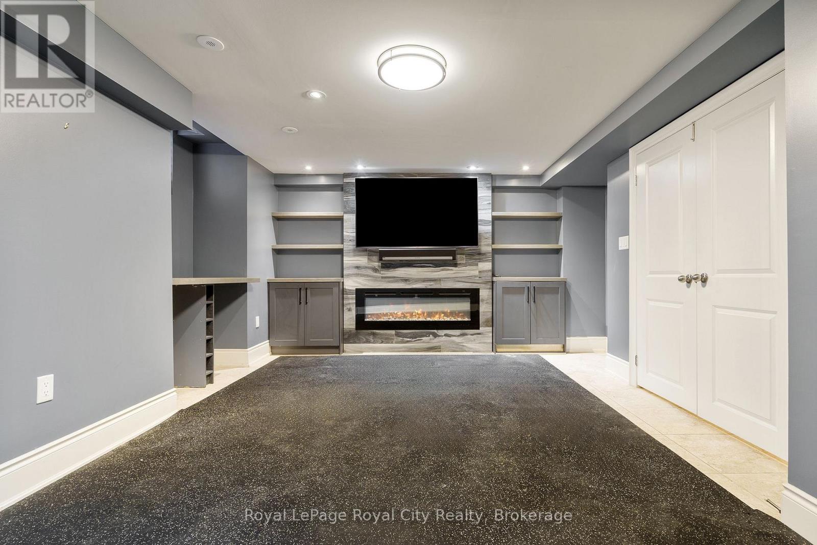 












216 REBECCA STREET

,
Oakville (CO Central),




Ontario
L6K1J9

