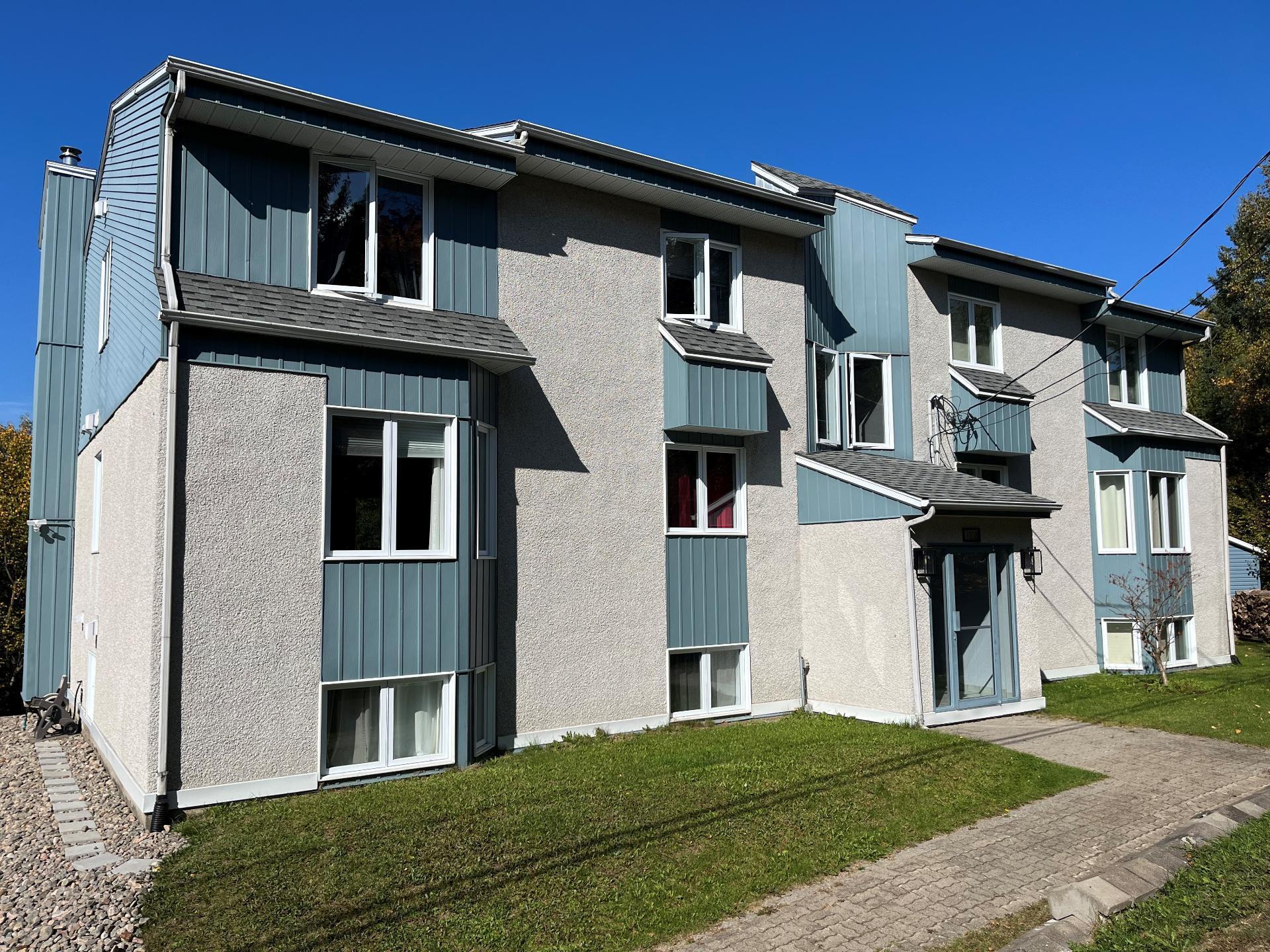 









1208


Rue Bellevue

, 5,
Mont-Blanc,




QC
J0T2G0

