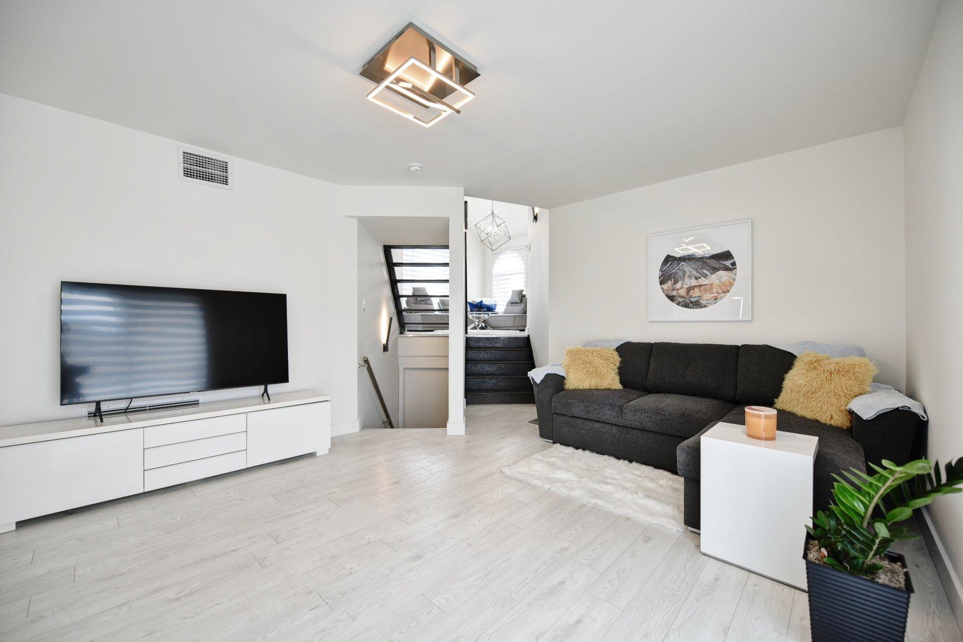 









8990


Place Rodier

,
Brossard,




QC
J4X1C1

