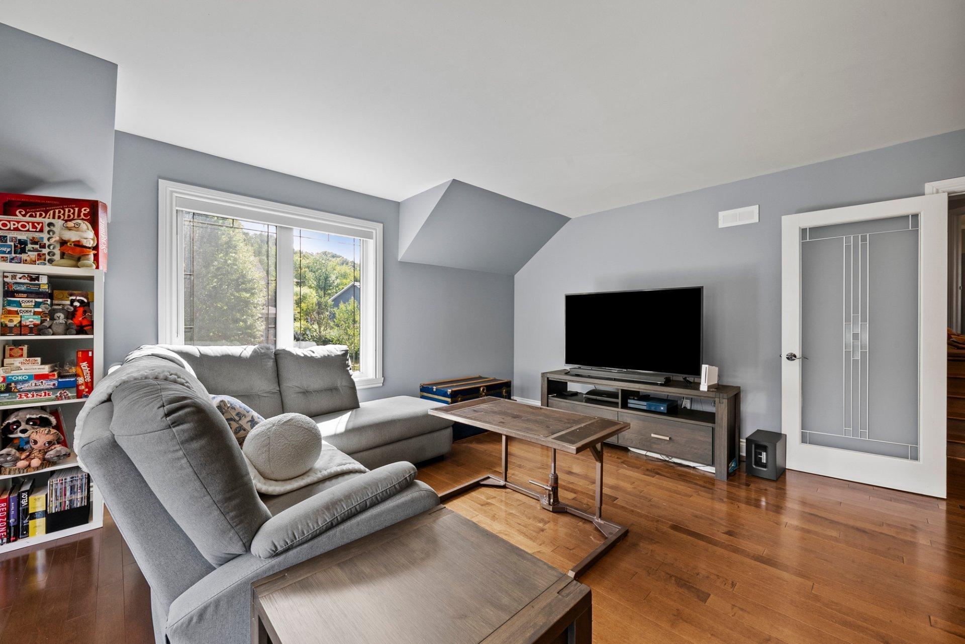 









182


Rue de Saguenay

,
Bromont,




QC
J2L2H8

