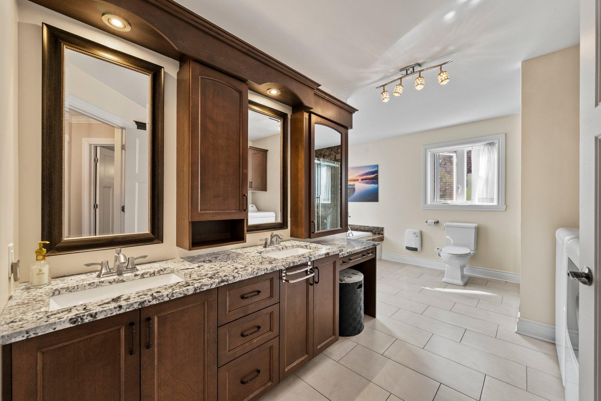 









182


Rue de Saguenay

,
Bromont,




QC
J2L2H8

