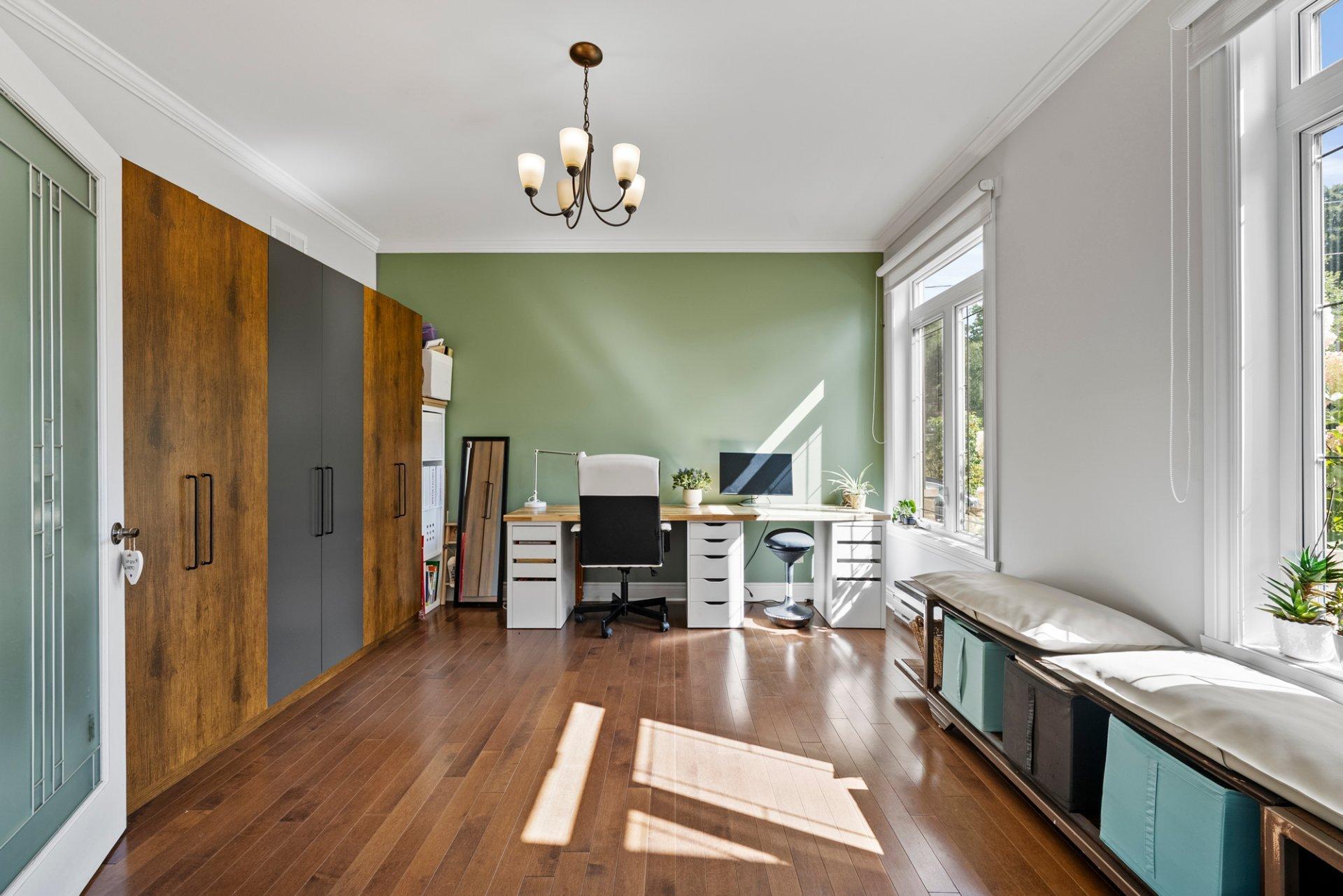 









182


Rue de Saguenay

,
Bromont,




QC
J2L2H8

