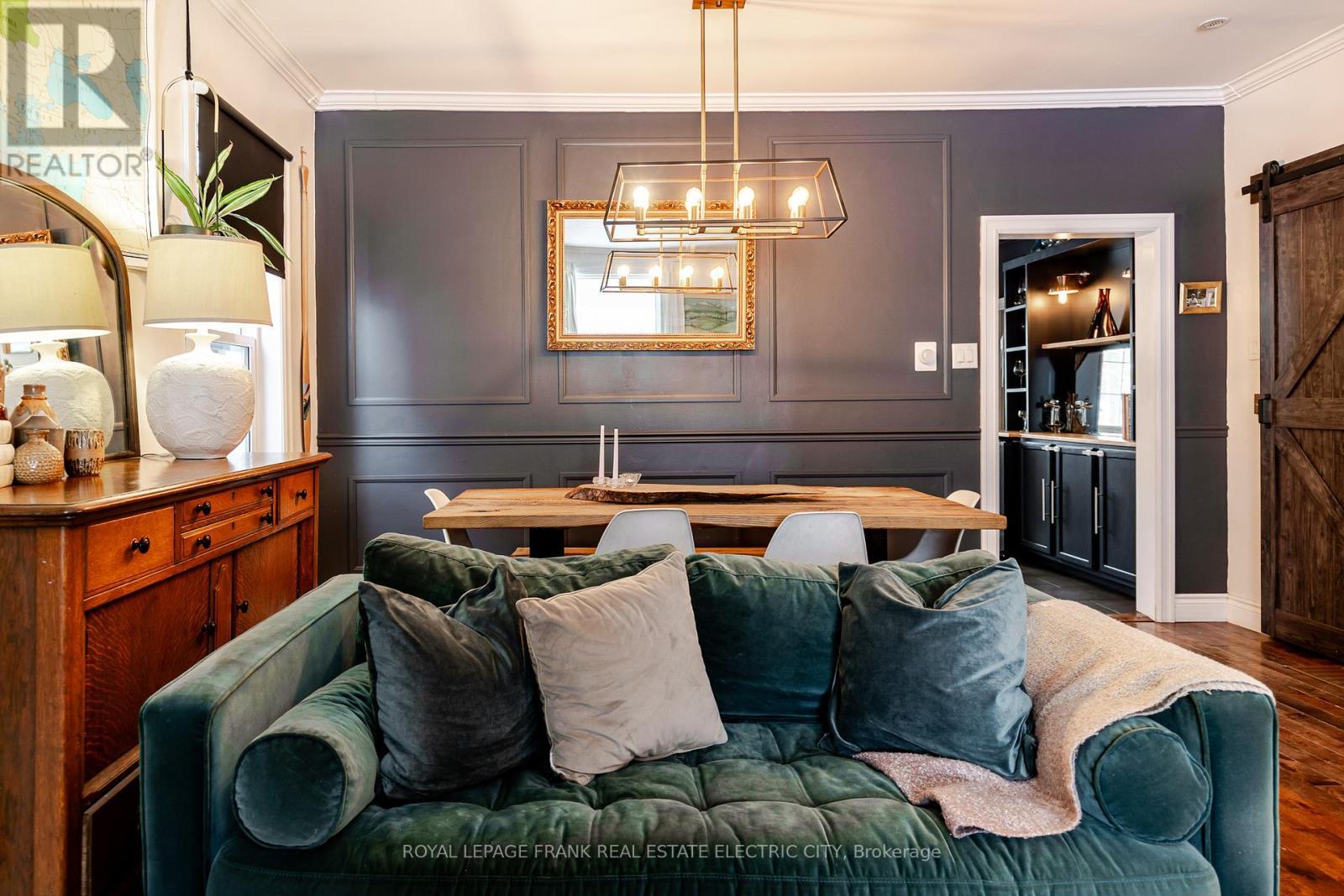 












533 BOLIVAR STREET

,
Peterborough (Town Ward 3),




Ontario
K9J4R5

