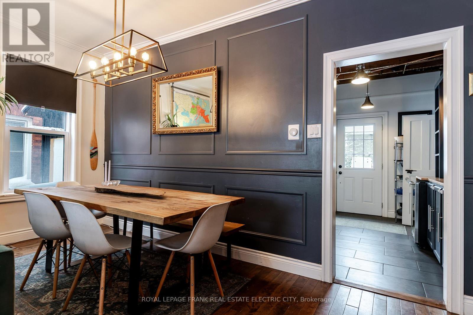 












533 BOLIVAR STREET

,
Peterborough (Town Ward 3),




Ontario
K9J4R5

