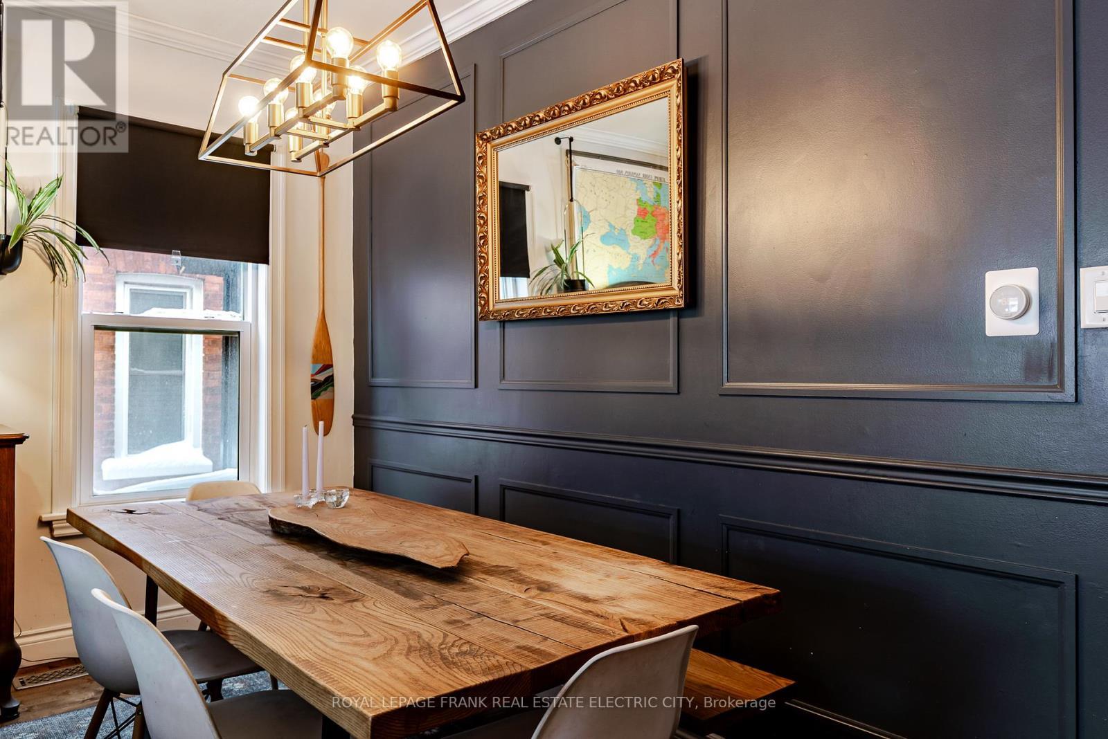 












533 BOLIVAR STREET

,
Peterborough (Town Ward 3),




Ontario
K9J4R5

