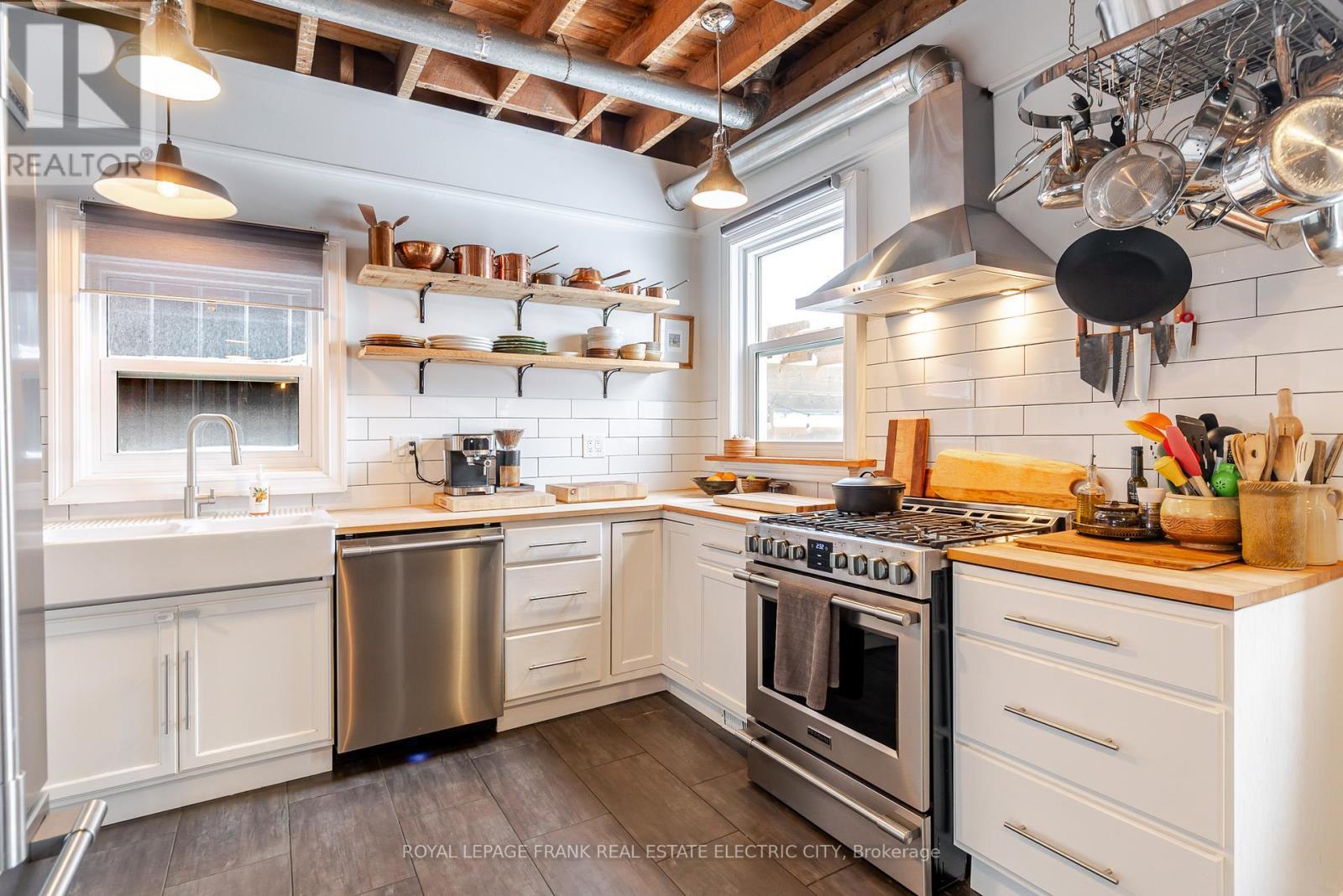 












533 BOLIVAR STREET

,
Peterborough (Town Ward 3),




Ontario
K9J4R5

