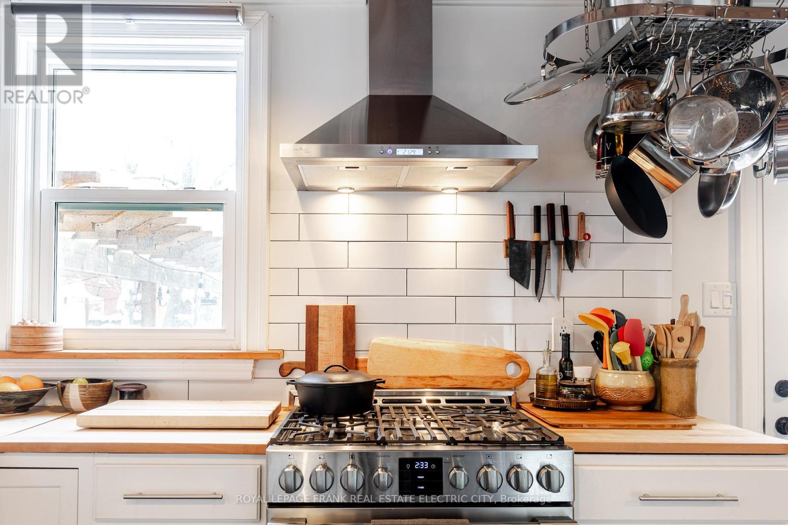 












533 BOLIVAR STREET

,
Peterborough (Town Ward 3),




Ontario
K9J4R5

