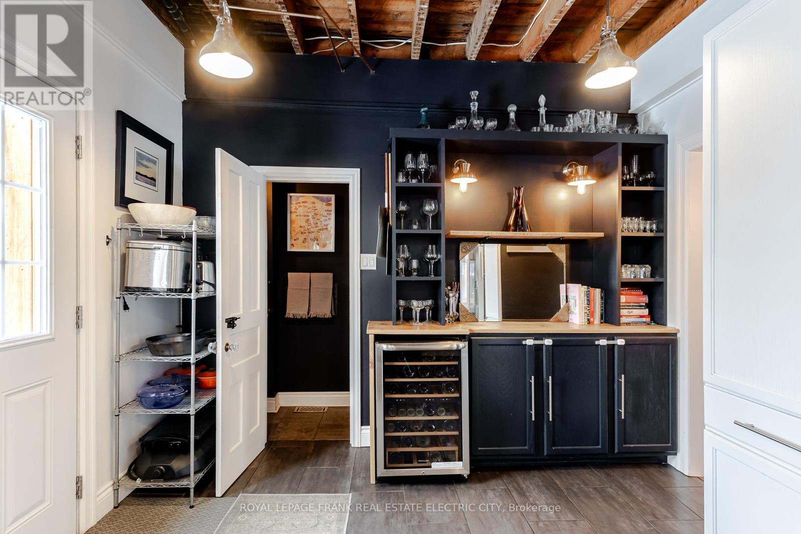 












533 BOLIVAR STREET

,
Peterborough (Town Ward 3),




Ontario
K9J4R5

