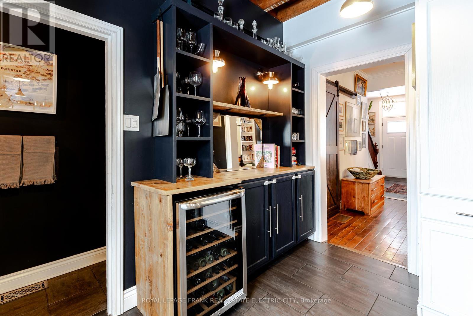 












533 BOLIVAR STREET

,
Peterborough (Town Ward 3),




Ontario
K9J4R5

